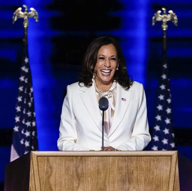 賀錦麗在2020年美國大選的勝利演說上穿著全白色套裝。翻攝賀錦麗IG