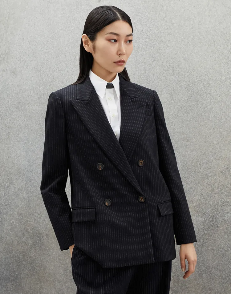 Brunello Cucinelli黑色條紋套裝以品牌特有的Monili（金屬線）形成一條條細緻閃亮的條紋。品牌提供