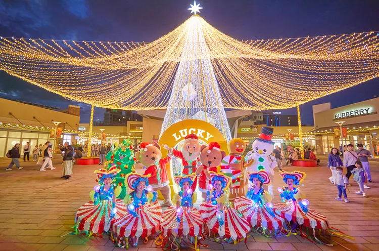 華泰名品城打造淘氣趣味「幸運聖誕村」。業者提供
