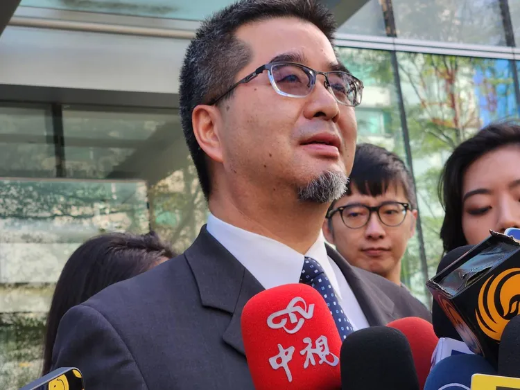 蕭旭岑於馬英九基金會大樓外受訪。施智齡攝