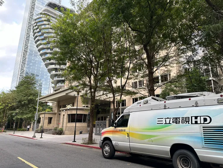 20日開放總統候選人登記，郭台銘住處外已有媒體守候。特勤中心攝