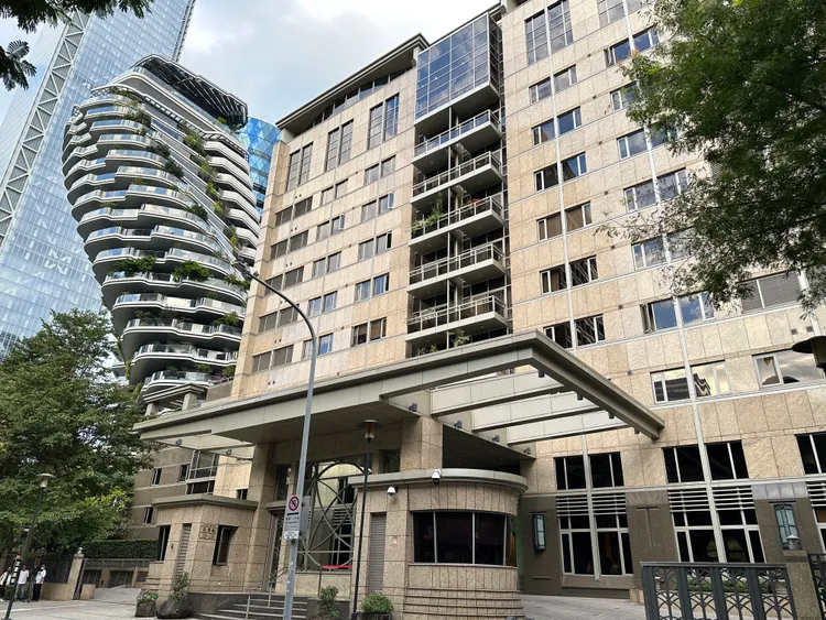 郭台銘開放登記第1天未現身，住家外有粉絲及媒體守候。特勤中心攝