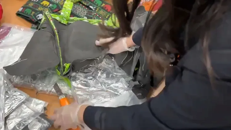 警方在行李內查獲毒品。翻攝畫面