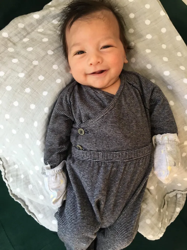 胡志強抱孫樂不可支，5年前曾在臉書曬出混血孫的滿月照，當時開心PO文「我真的很幸福」。翻攝胡志強臉書