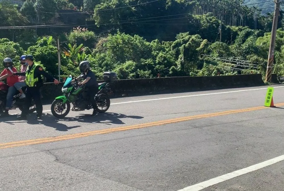 警方上月就舉發逾500件超速,通報88件疑似噪音改裝車。民眾提供