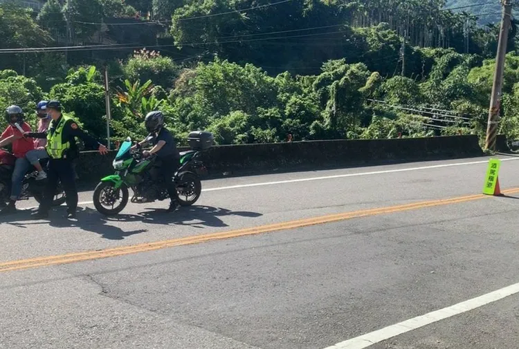 警方上月就舉發逾500件超速，通報88件疑似噪音改裝車。民眾提供