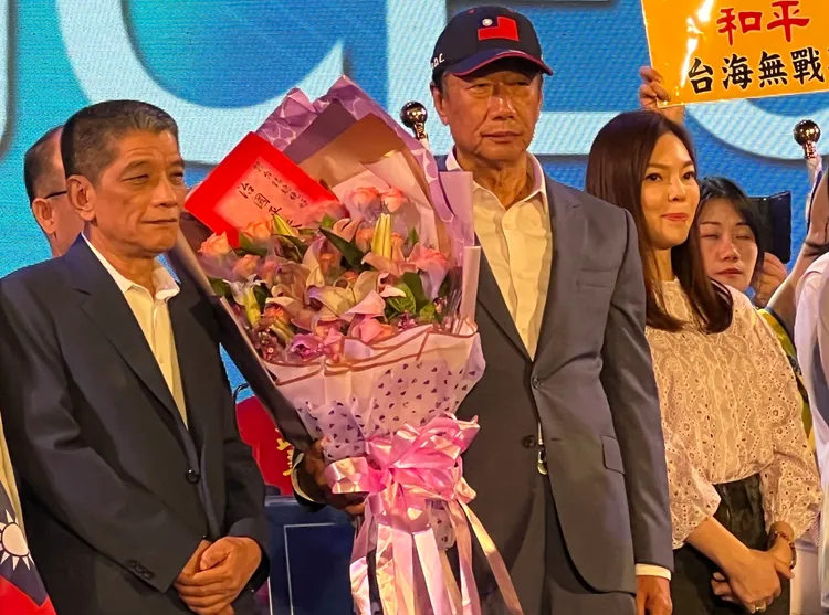 何勝豐（左）被視為挺郭大將，多次參加郭台銘造勢活動。資料照片