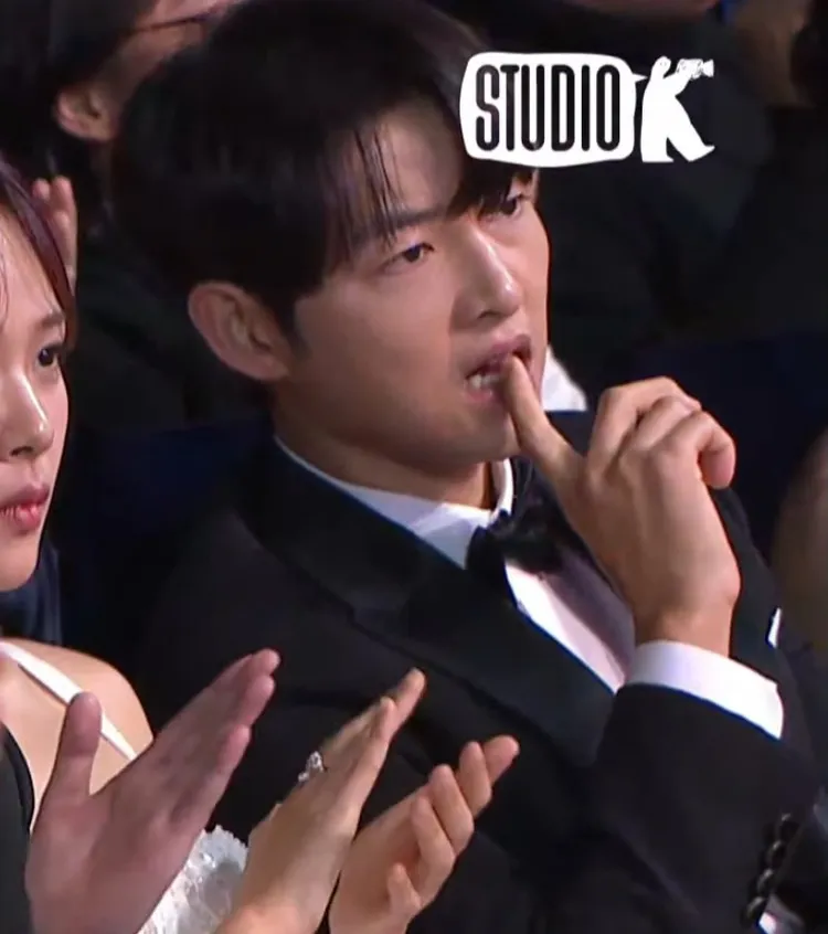 宋仲基日前在青龍獎上「嚇到吃手手」的畫面，成為近日網路瘋傳的表情包。翻攝影片