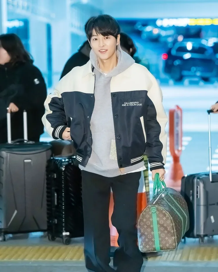 宋仲基搭機前往香港。翻攝harpersbazzar IG