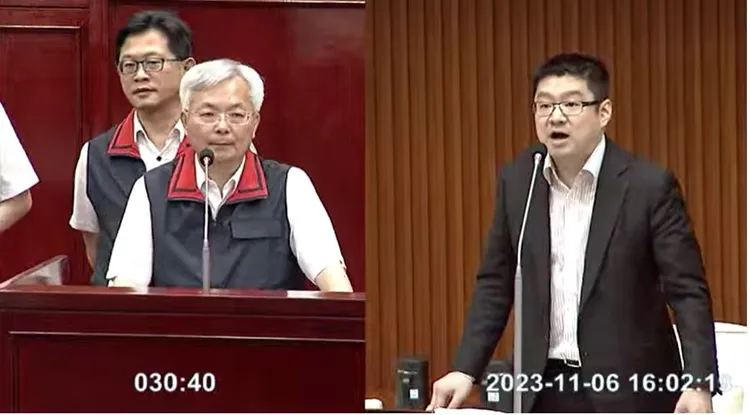 議員徐弘庭今在議會質詢警察局長張榮興(左)，員警不敢用電擊槍遭審計部糾正。翻攝議會直播畫面