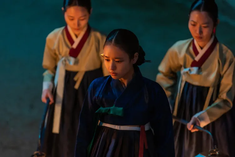 安恩真（中）以《晝盲神探》惡毒的「昭容趙氏」，入圍青龍獎女新人。車庫娛樂提供