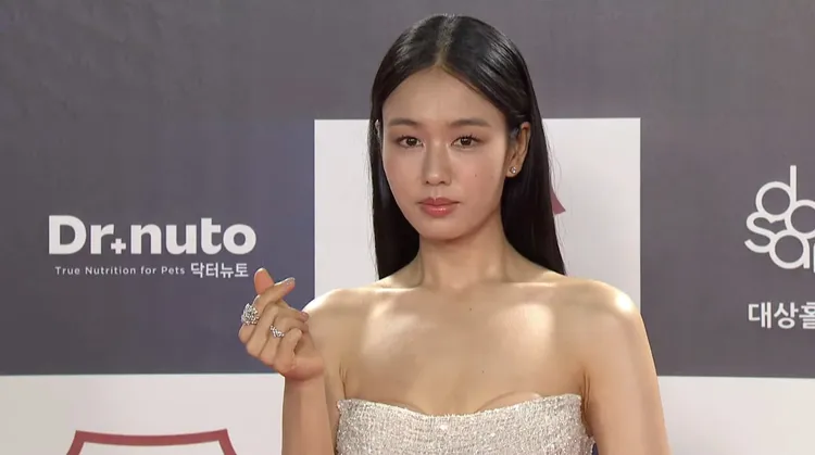 安恩真的NuBra跑出來見客。翻攝KBS YouTube