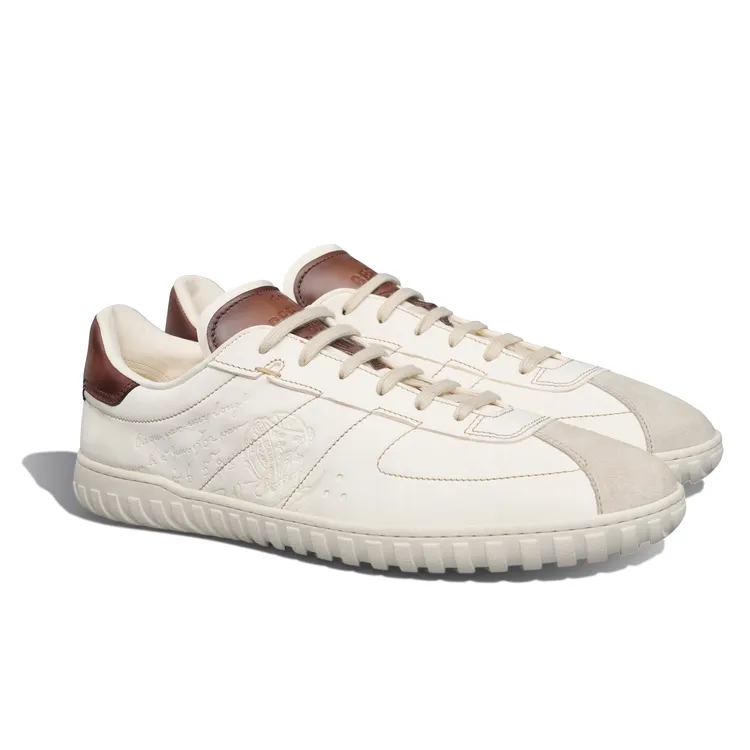 Trainer Scritto白色皮標運動鞋，4萬2500元。品牌提供