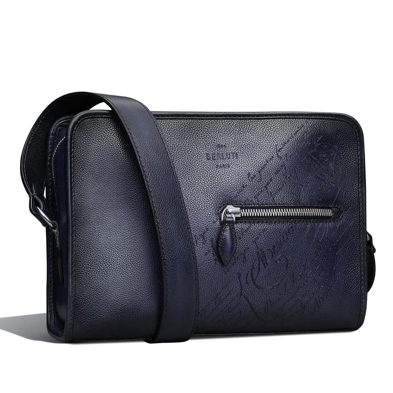 Journalier Scritto靛藍丹寧色皮革郵差包，7萬7500元。品牌提供