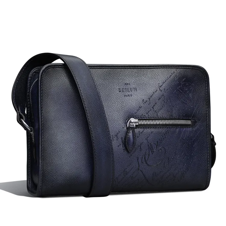 Journalier Scritto靛藍丹寧色皮革郵差包，7萬7500元。品牌提供