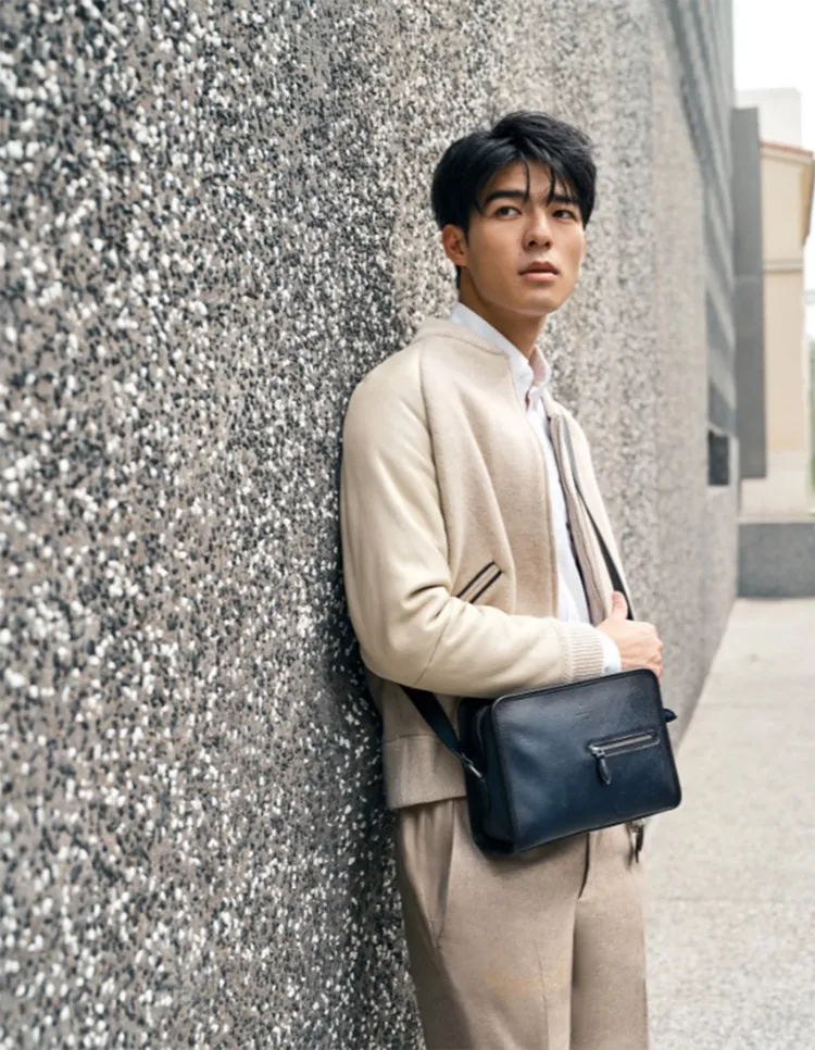 陳昊森近來選擇以Berluti秋冬米色異材質拼接棒球外套配上同系列長褲，散發清新溫柔之感。品牌提供