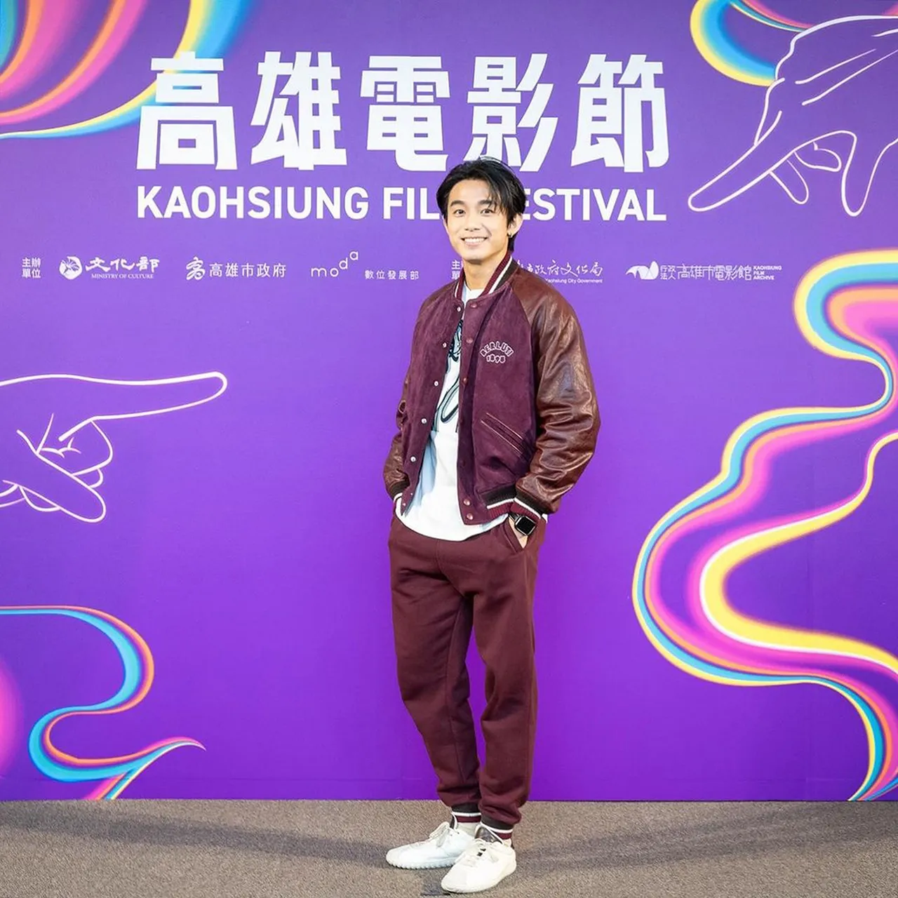 演員初孟軒出席高雄電影節時，穿上Berluti Varsity紅酒色拼接棒球外套，搭配白色 Frame Scritto 上衣和紅酒色運動休閒褲。翻攝初孟軒IG