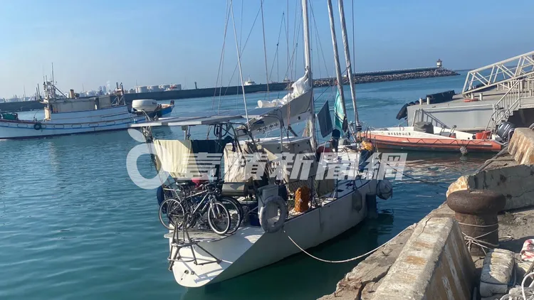 烏克蘭人一家看來在海上生活許久。讀者提供