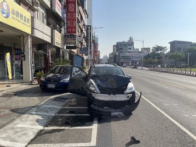 肇事車車頭凹陷。警方提供
