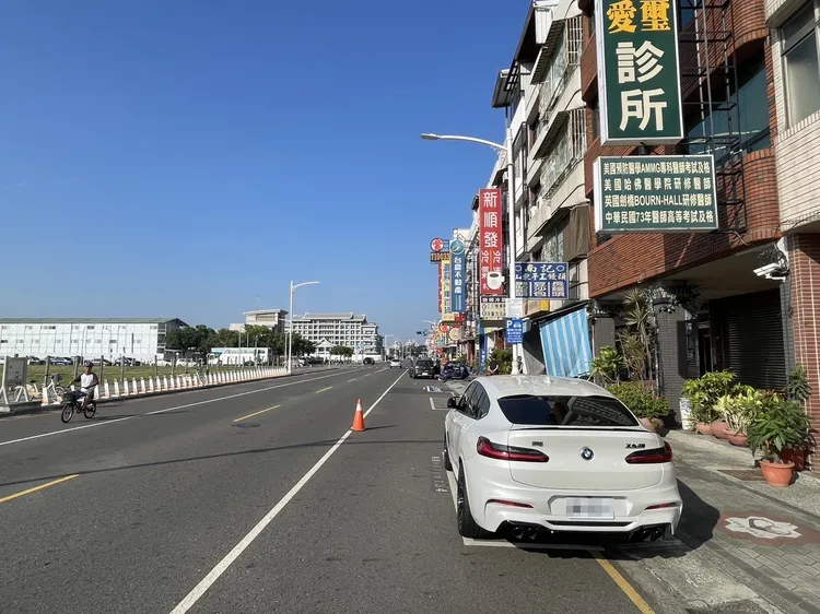 BMW被擦到邊，車損不算嚴重。警方提供