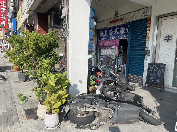 整排4輛機車被撞到東倒西歪。警方提供