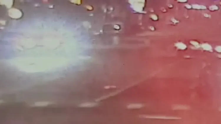 眾嫌當街押人上車。讀者提供