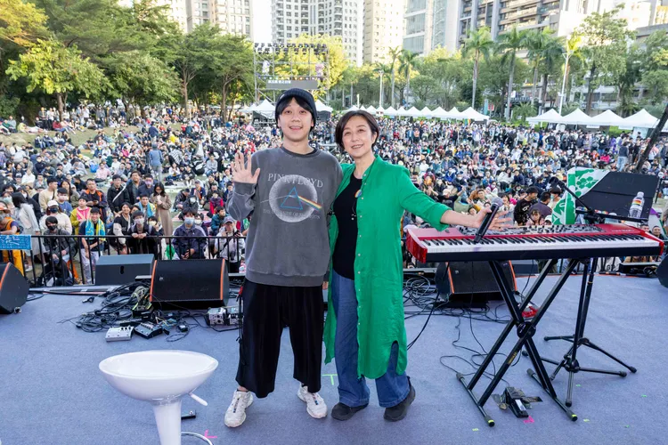 黃韻玲（右）和 Arthur母子檔取相當促咪的團名「阿玲娘」。愛之日常音樂節提供