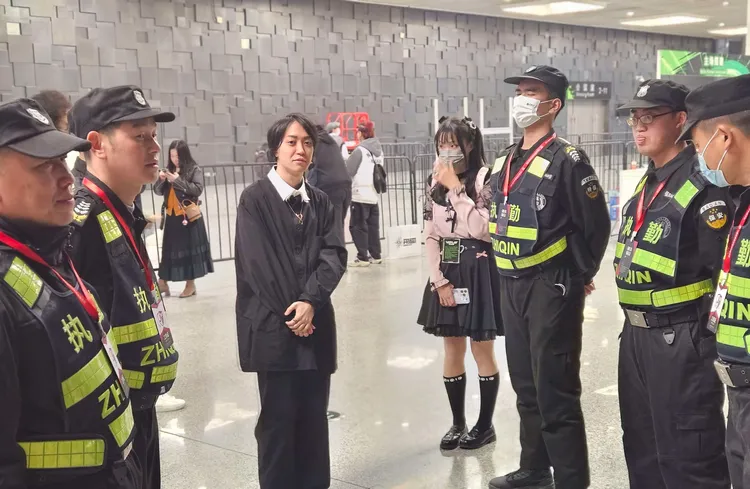 Nyalra出席簽名會有保全隨行。翻攝推特@nyalra