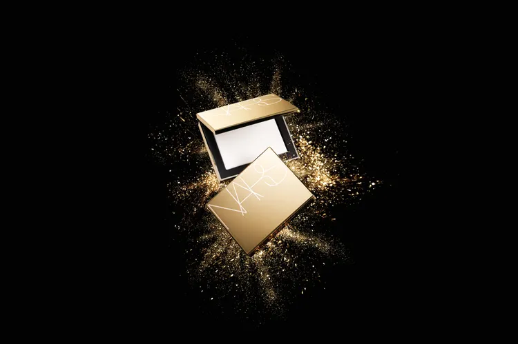 NARS裸光蜜粉餅流金夜閃限量版，11月1日於官網開賣，1450元。品牌提供