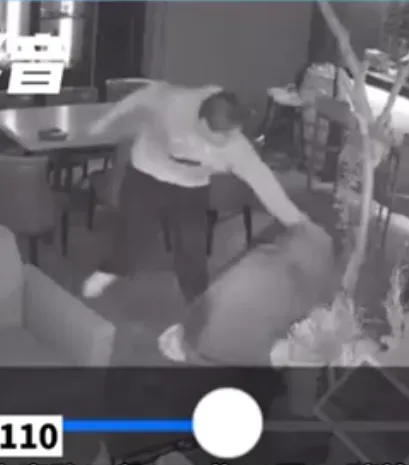 男子抓小薇頭髮並拖行。翻攝自社會事新聞