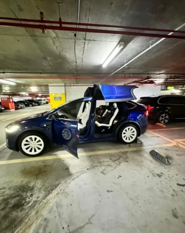 特斯拉在停車場四門全開，幸運的是車內財物並未丟失。取自咪咪IG