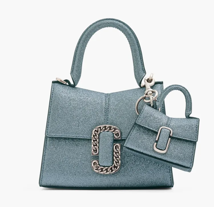 噴砂銀迷你St. Marc包1萬9900元、噴砂銀超迷你掛飾St. Marc包5990元。品牌提供