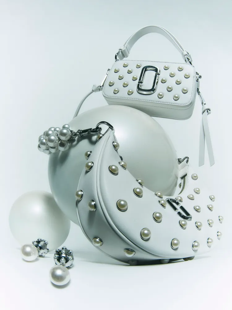 Marc Jacobs將包款與飾品都增添了珍珠元素。品牌提供