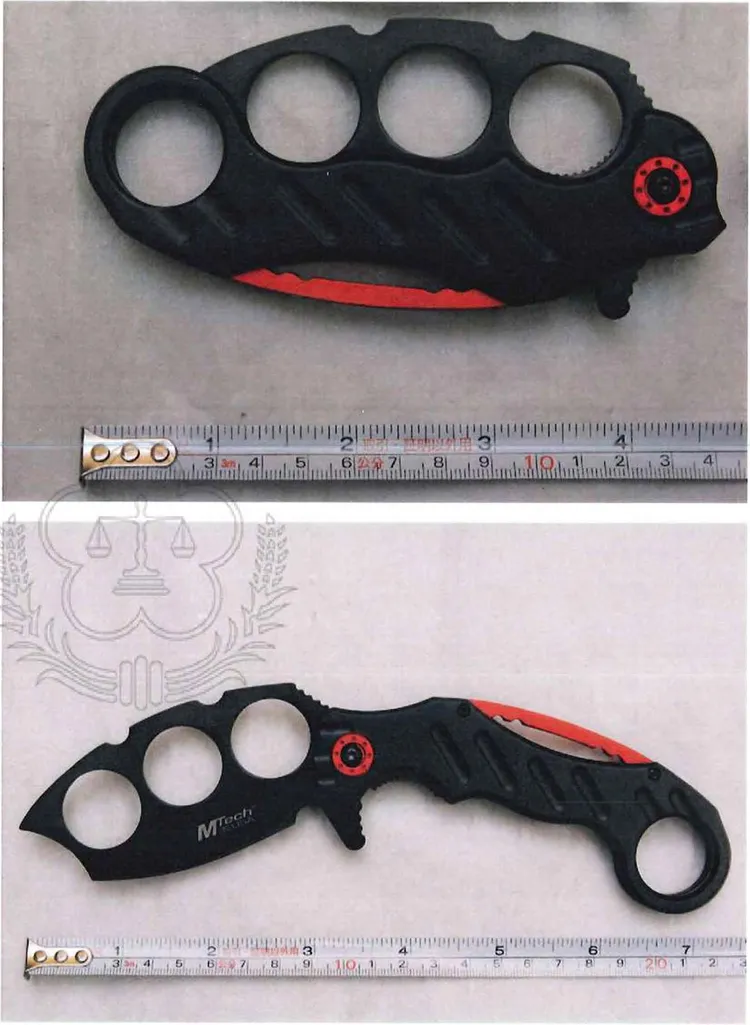 警方發現網售短刀可收起，狀似手指虎。取自判決書