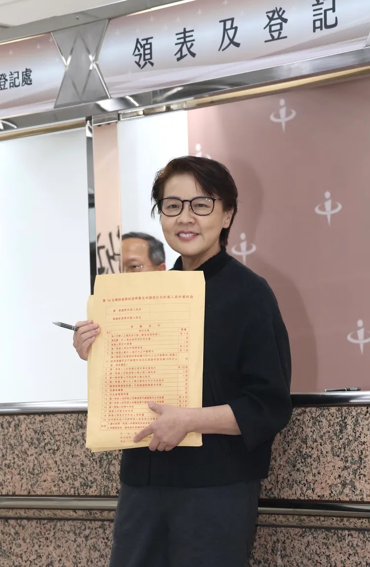 黃珊珊代替柯文哲至中選會領表。彭欣偉攝