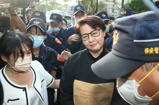 黃珊珊代柯文哲領表！聞柯志恩喊話「到底要不要一句話」　反應曝光