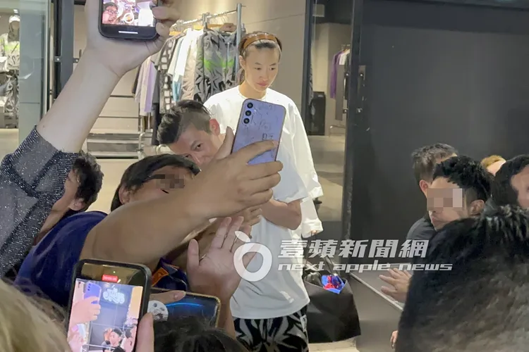 陳冠希開心和粉絲自拍合照，秦舒培提著1袋衣服緊跟在後。特勤中心攝