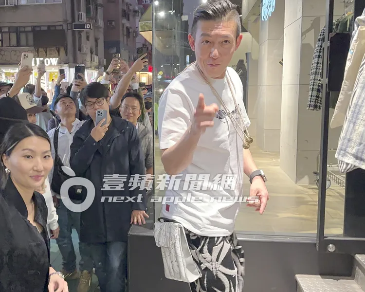 陳冠希下車開心跟粉絲們打招呼。特勤中心攝