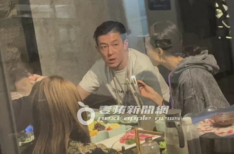 陳冠希（左）與秦舒培結婚6年，首度帶全家福來台。特勤中心攝