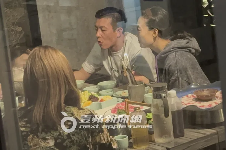 陳冠希脫下外套，繼續吃火鍋料。特勤中心攝