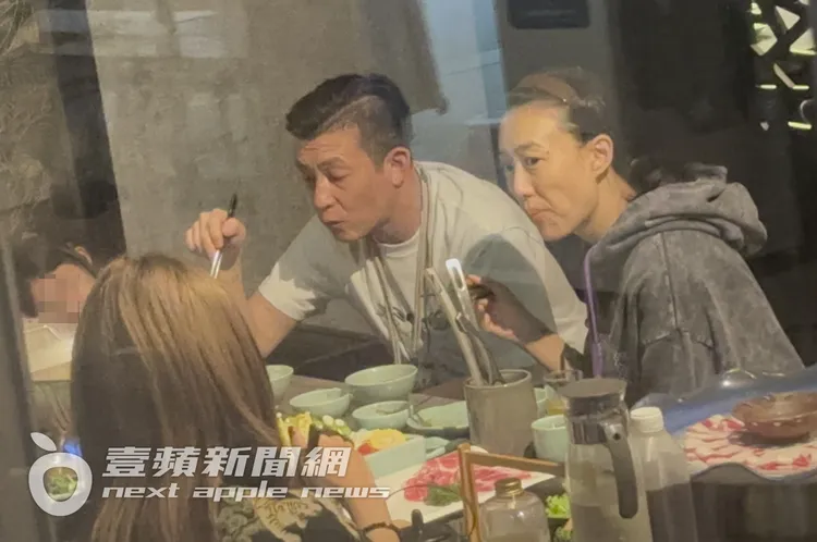 陳冠希（左）與老婆秦舒培合體嗑鍋，吃得津津有味。特勤中心攝