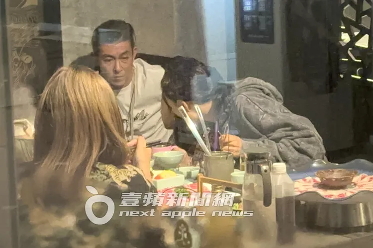 陳冠希跟老婆一起關心女兒精神狀況。特勤中心攝