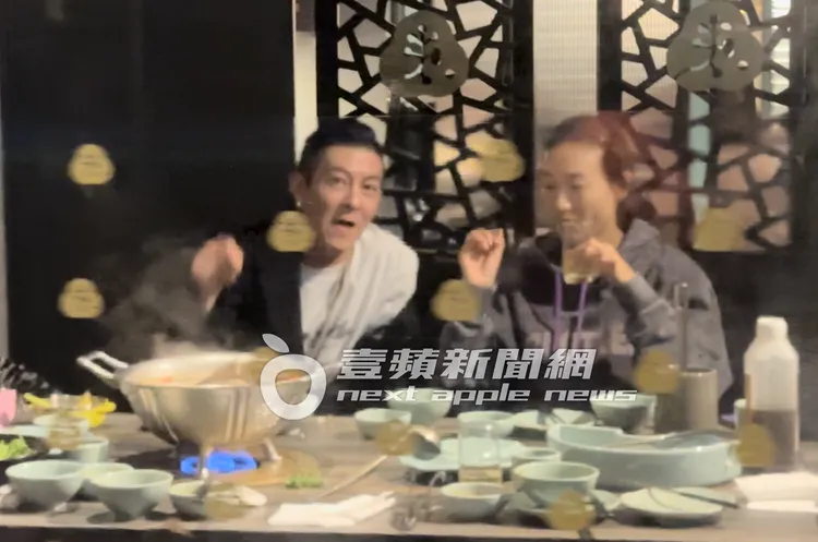 餐畢，陳冠希（左）與老婆秦舒培穿上外套。特勤中心攝