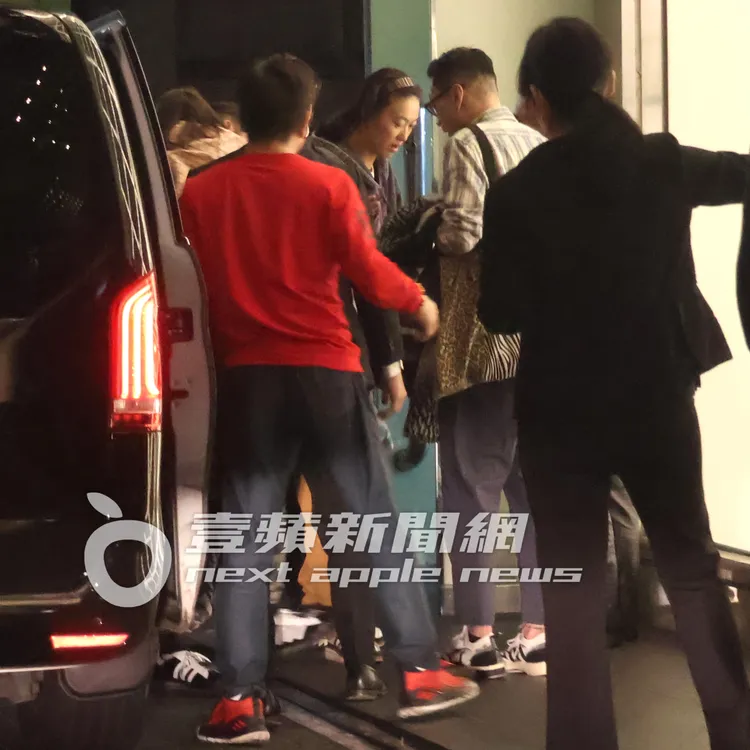 陳冠希抱著熟睡的女兒Alaia，跟老婆秦舒培下車。特勤中心攝