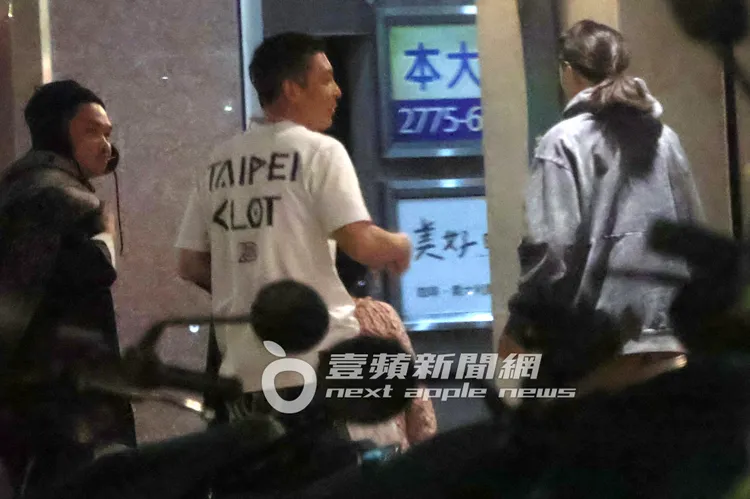 陳冠希（中）牽著女兒Alaia跟老婆秦舒培一起進餐廳。特勤中心攝