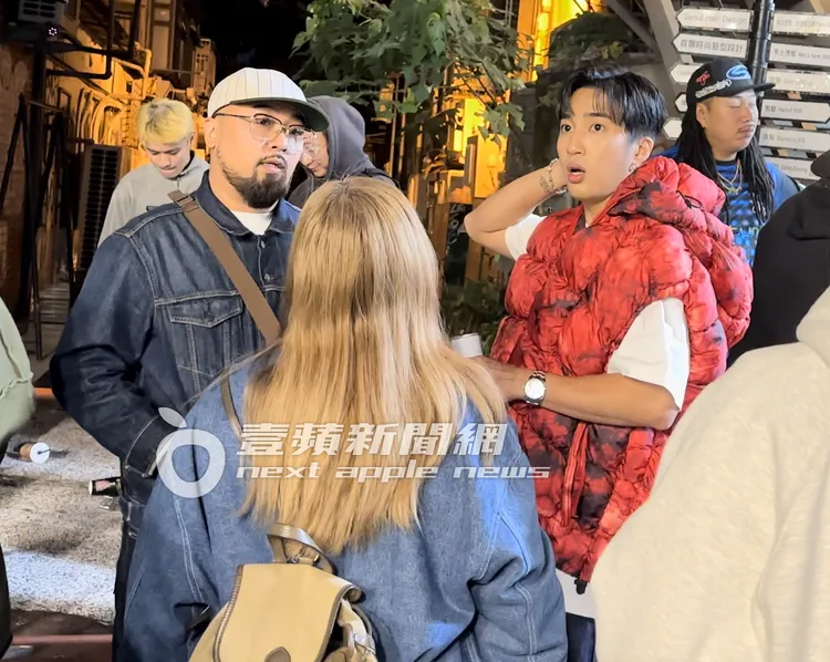 婁峻碩（右）與網紅美麗本人，也化身小粉絲來追星。特勤中心攝