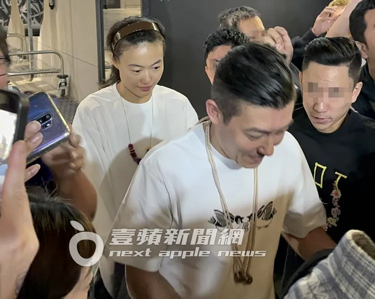 陳冠希和老婆秦舒培在粉絲夾道下，搭上保母車。特勤中心攝