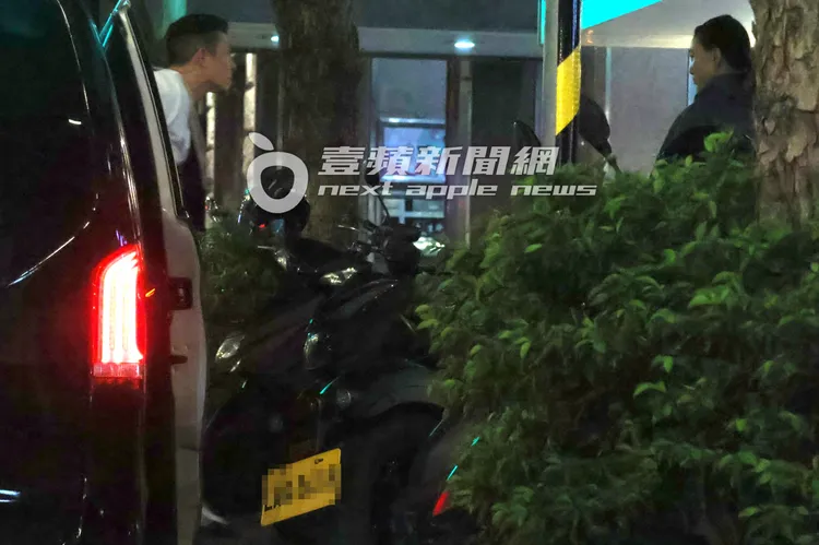 秦舒培（右）先下車等陳冠希。特勤中心攝