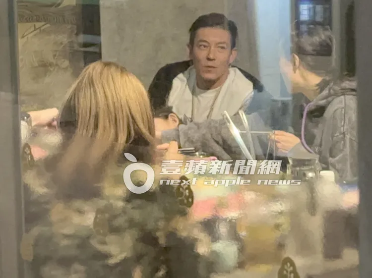 陳冠希跟老婆秦舒培講話，女兒Alaia直接原地睡著。特勤中心攝