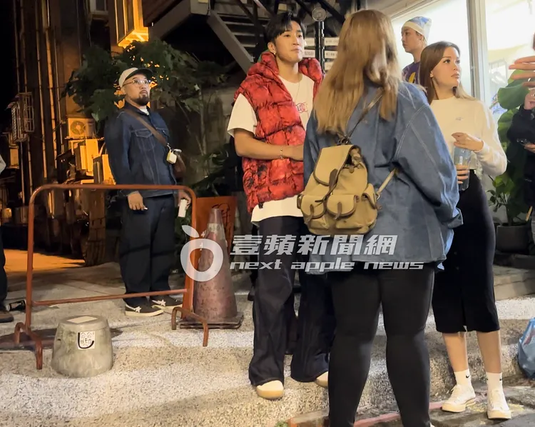 網紅美麗本人（左起）、婁峻碩及友人一同前來朝聖偶像陳冠希。特勤中心攝